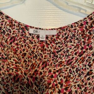 Ladies casual top with short sleeves